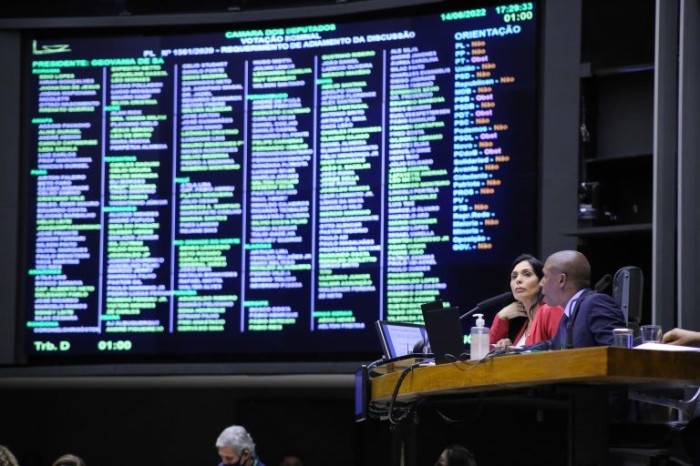 Deputados analisam projeto que limita alíquotas sobre combustível e energia; acompanhe