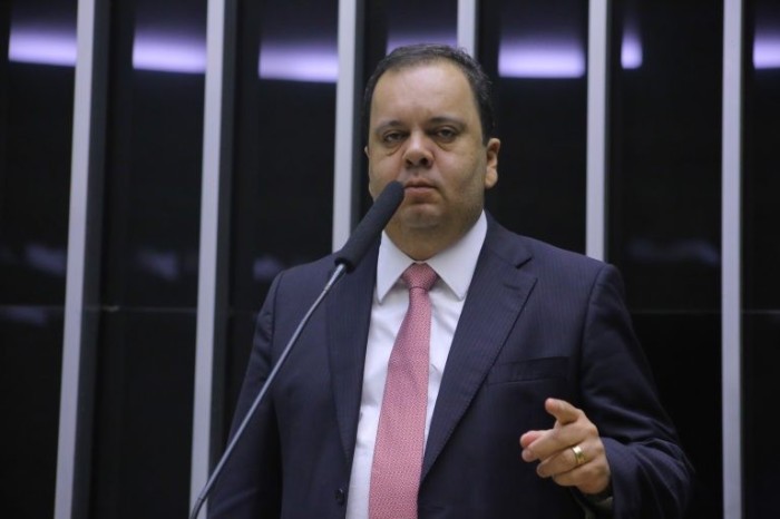 Relator pede aprovação de parte das emendas ao projeto sobre alíquotas de combustível e energia; acompanhe