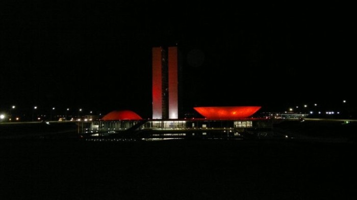Congresso Nacional estará iluminado de vermelho neste domingo - (Foto: Pierre Triboli/Câmara dos Deputados)