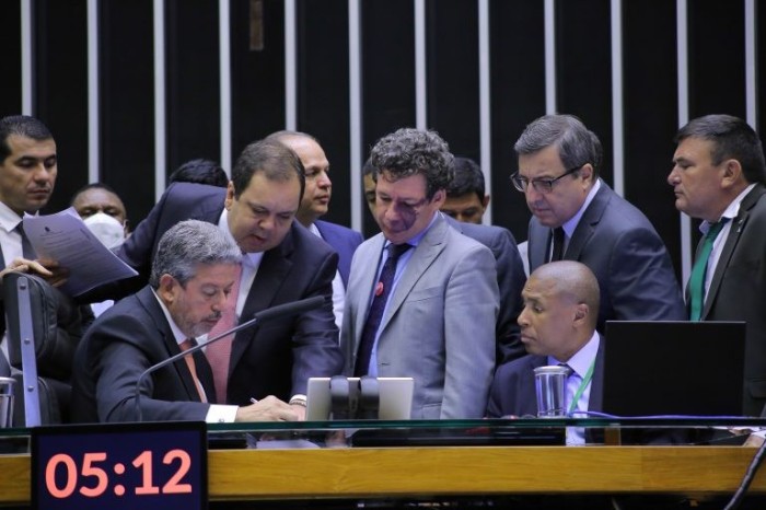 Câmara realiza sessão de votações nesta tarde