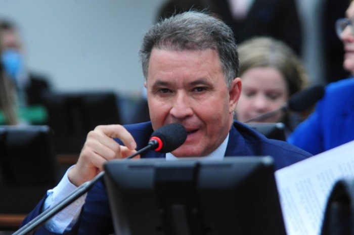 CCJ aprova PEC que disciplina permissões de serviço público com contratos firmados antes da Constituição