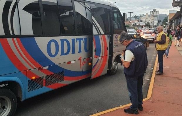  Foto: Ascom/Aresc A Agência de Regulação de Serviços Públicos de Santa Catarina (Aresc) intensifica as ações de fiscalização e monitoramento nos terminais rodoviários catarinenses; além de realizar inspeções derivadas de denúncias através de sua Ouvidori