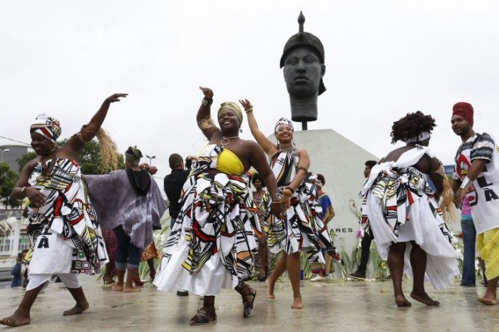 Mulheres fazem apresentação de dança afro - (Foto: Fernando Frazão/Agência Brasil)