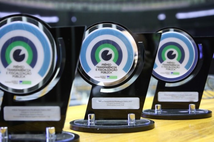 Troféu concedido no ano passado - (Foto: Antônio Augusto/Câmara dos Deputados)