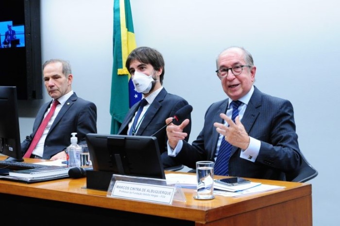 Marcos Cintra (D): excesso de autonomia pode inviabilizar a manutenção de vários municípios - (Foto: Billy Boss/Câmara dos Deputados)