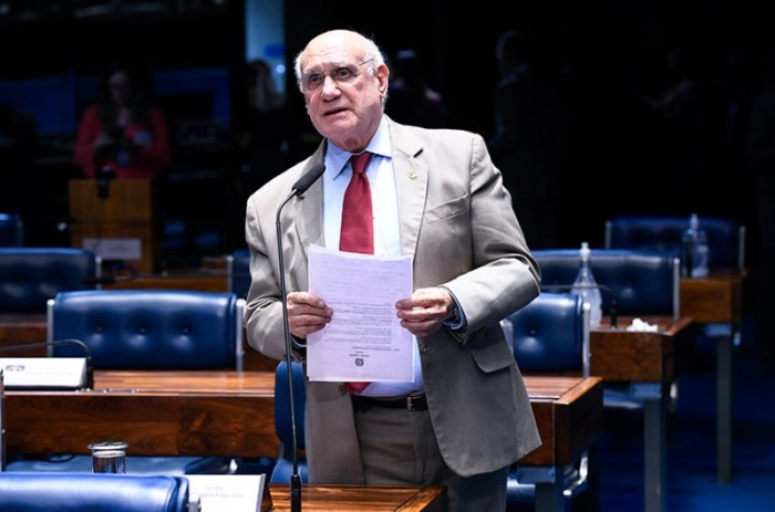 Lasier pede que operadoras de planos voltem a atender aos idosos por telefone