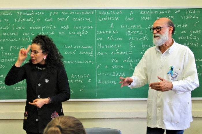Comissão promove encontro sobre políticas linguísticas e Libras