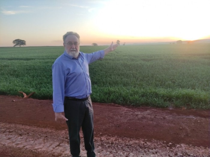 Deputado Tercilio Turini, que propôs homenagem ao IDR-Iapar-Emater com outros parlamentares, ao lado de lavoura no Norte do Paraná. / Créditos: Cesar Ota