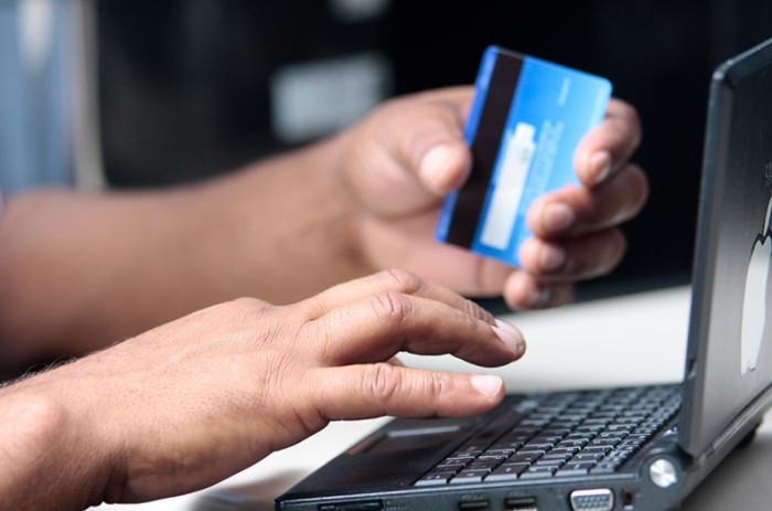 Projeto obriga comerciante que atua na internet a oferecer SAC
