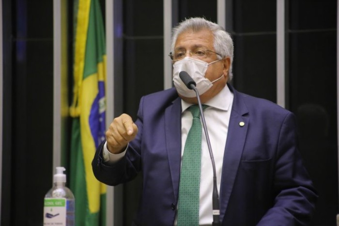 Comissão rejeita projeto que obriga sistemas de ensino a substituir professor afastado temporariamente