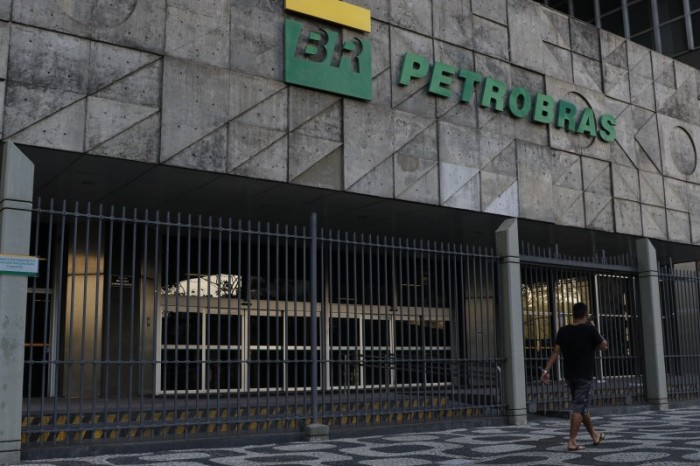 Petrobras reinicia processo de venda de três refinarias