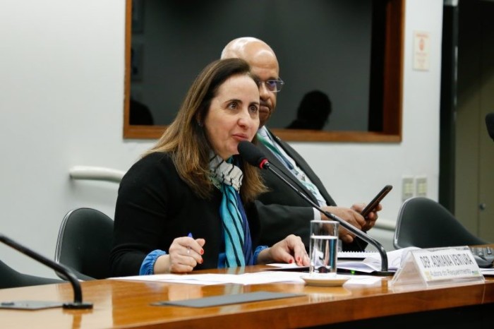 Adriana Ventura: proposta estimula o controle social dos tribunais de contas - (Foto: Elaine Menke/Câmara dos Deputados)