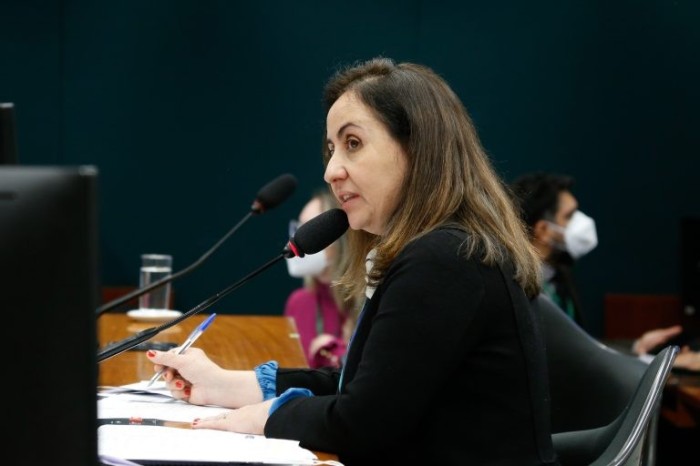 Venda de remédios isentos de prescrição em supermercado gera polêmica em debate