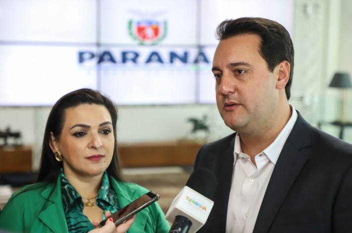 O governador Carlos Massa Ratinho Junior recebeu, nesta terça-feira (28), no Palácio Iguaçu, a prefeita de Carambeí, Elizangela Pedroso, para celebrar o convênio firmado entre a Prefeitura e a Ambev. Foto: José Fernando Ogura/AEN