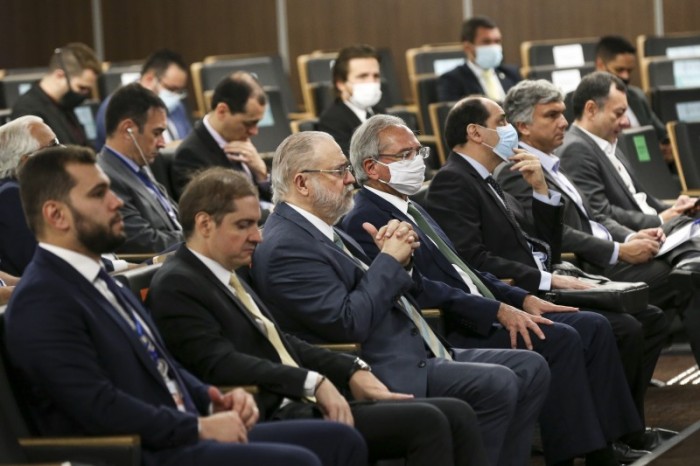 TCU aprova contas do governo federal de 2021 com ressalvas