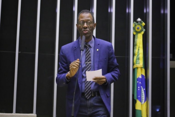 Comissão aprova projeto que torna obrigatório cardápio em Libras em restaurantes e bares