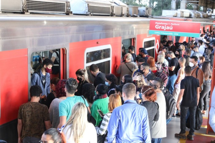 SP: em dia de greve de ônibus, trens da Linha 9 apresentam problemas
