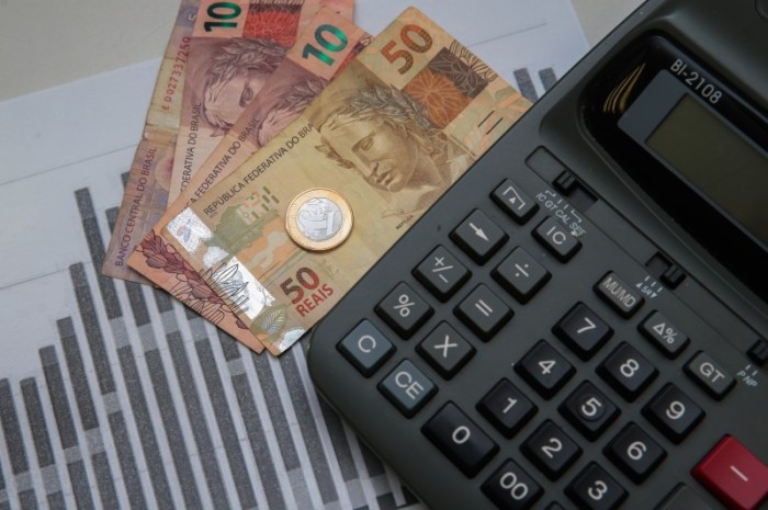 Ministério reduz para US$ 81,5 bilhões projeção de superávit comercial