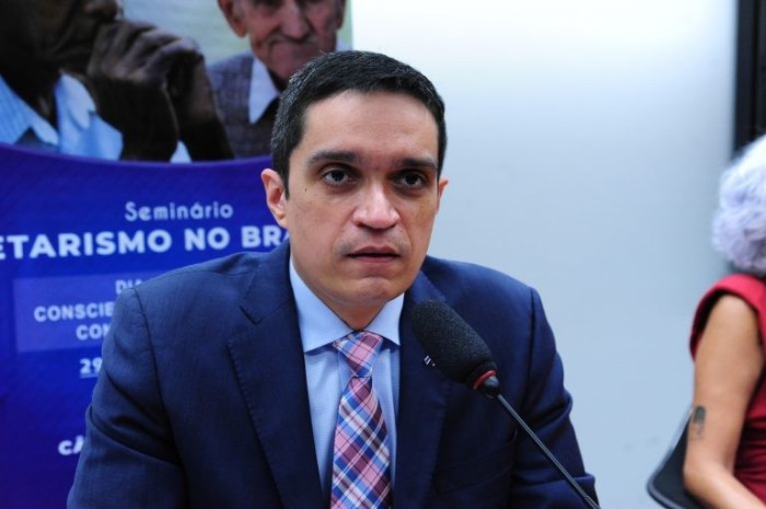 Educação é ferramenta importante no combate à discriminação contra os idosos, dizem debatedores