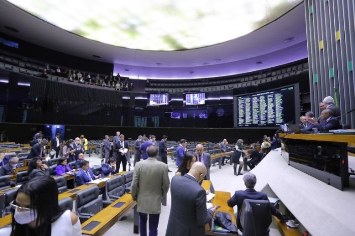 Câmara pode votar PECs do estado de emergência e do piso da enfermagem nesta terça-feira