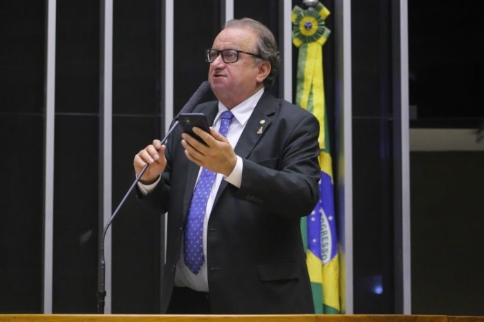 Comissão aprova projeto que permite abater do IR gastos com remédios para quem ganha até R$ 3,6 mil