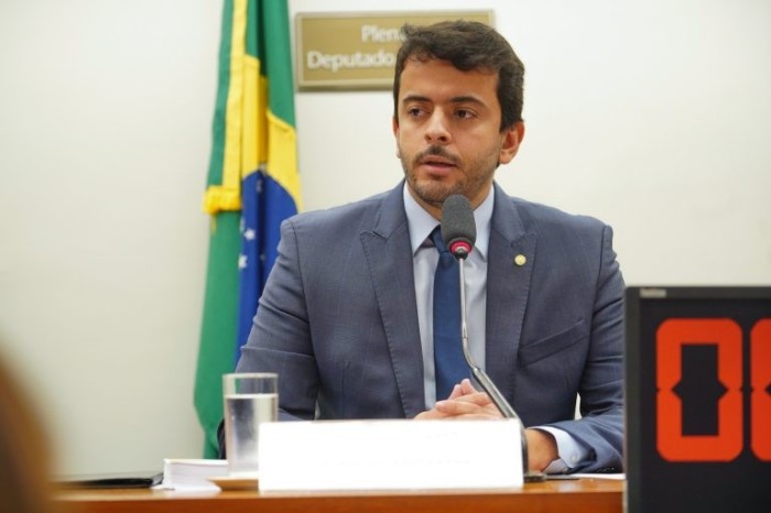 Deputado Pinheirinho recomendou a aprovação do projeto - (Foto: Pablo Valadares / Câmara dos Deputados)