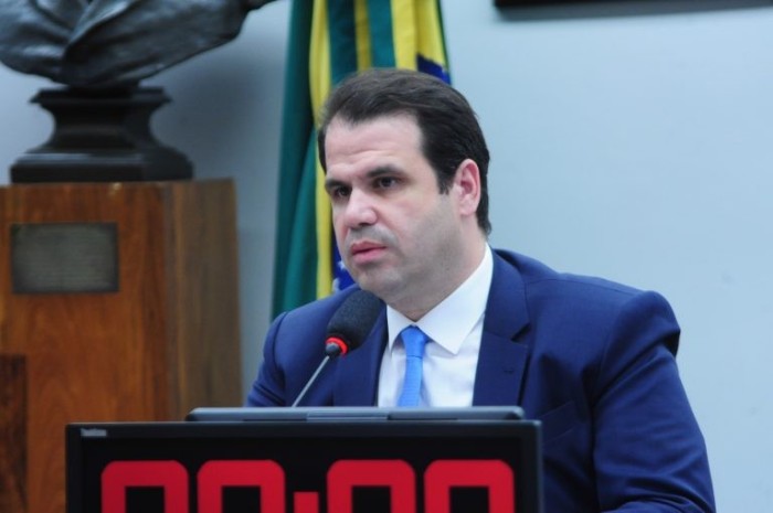 Projeto proíbe que agentes públicos monetizem publicação de conteúdo na internet