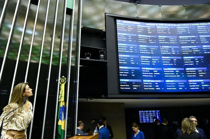 Da tribuna, senadora Soraya Thronicke observa o painel de votação - Geraldo Magela/Agência Senado