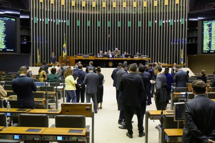 Deputados analisam projetos em Plenário - (Foto: Alan Rones/Câmara dos Deputados)