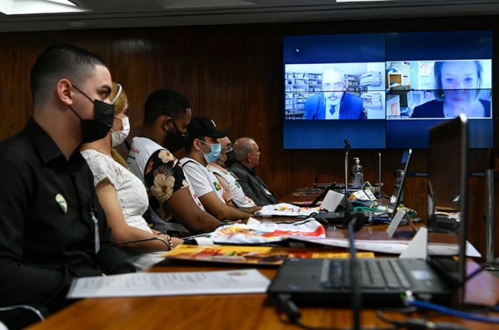 CDH acolhe denúncias de desrespeito a trabalhadores de redes de fast food