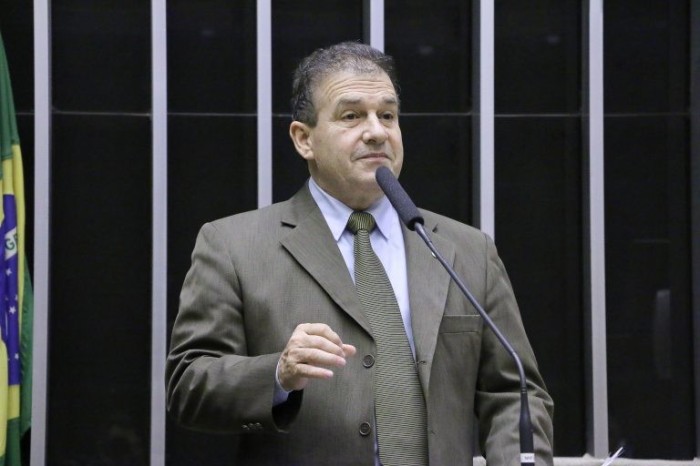 Projeto permite adaptação de carro com câmbio manual para uso por pessoa com deficiência