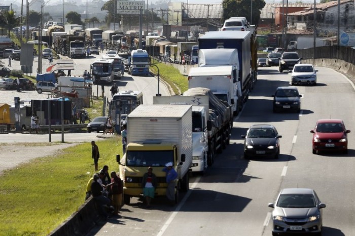 Caminhoneiros recebem auxílio com parcela dobrada
