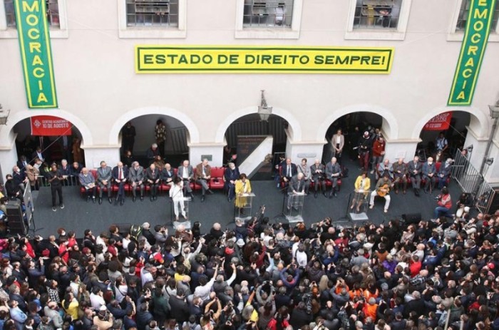 Senadores declaram apoio a movimentos pela democracia