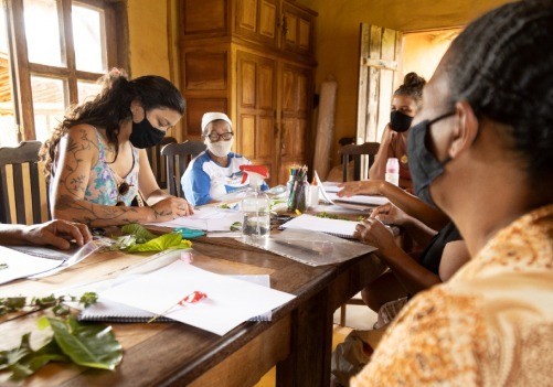 Projeto premiado pela Funarte capacita catadores de recicláveis e bordadeiras no interior de MG, impulsionando a economia criativa local
