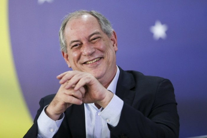 Presidenciável Ciro Gomes faz caminhada pela zona leste de São Paulo