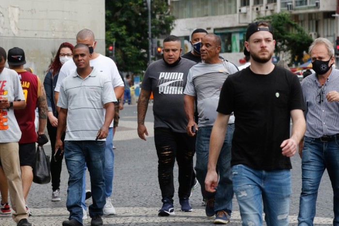 Cresce o número de brasileiros que não mais usam máscaras de proteção