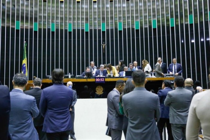 Deputados analisam projeto que cria loterias para financiar saúde e turismo; acompanhe