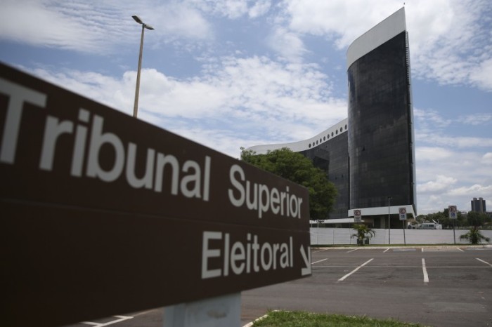 TSE proíbe porte de arma nos locais de votação durante eleições