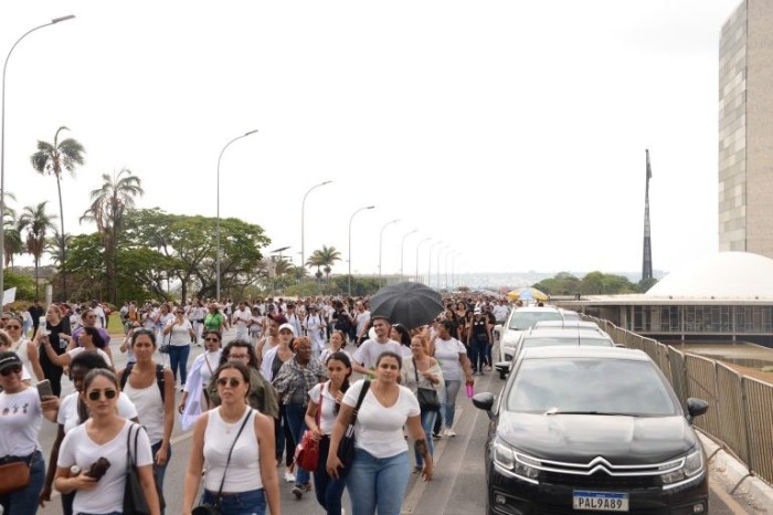 Profissionais de enfermagem protestam contra suspensão do piso salarial, enquanto Congresso busca recursos