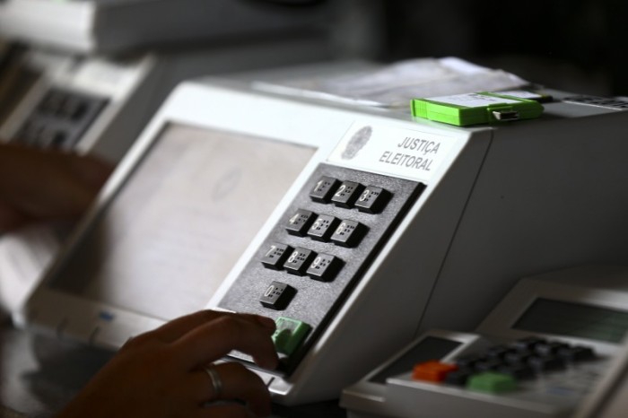 Mais de 156 milhões de brasileiros vão às urnas neste domingo