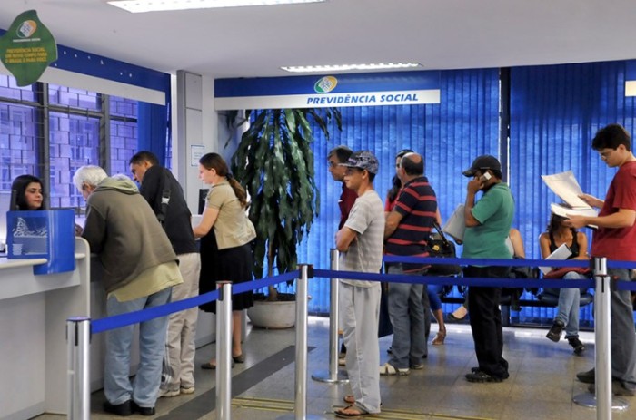 CTFC pode chamar presidente do INSS para explicar fila de espera