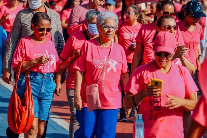 Regina alerta para diagnóstico precoce do câncer de mama em caminhada do Outubro Rosa