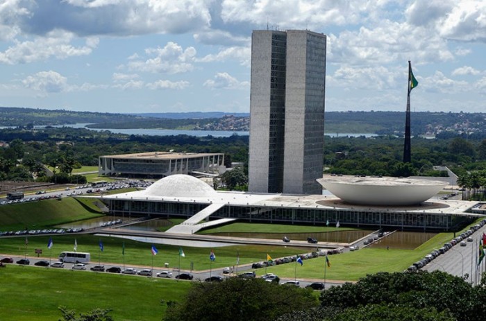 MPs que aguardam votação na Câmara perdem validade antes das eleições