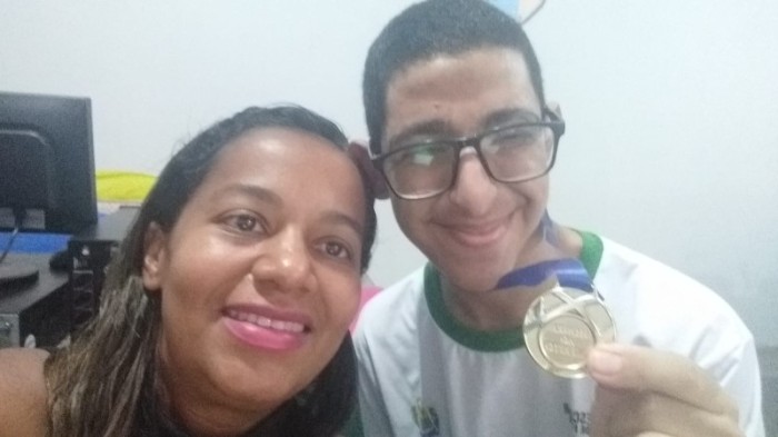 Professora acompanha trajetória e comemora conquistas de estudante com autismo