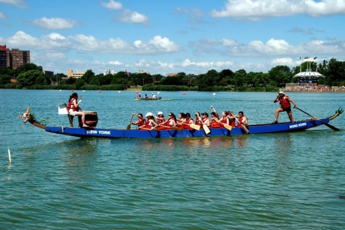 Mulheres praticam dragon boat - (Foto: Depositphotos)