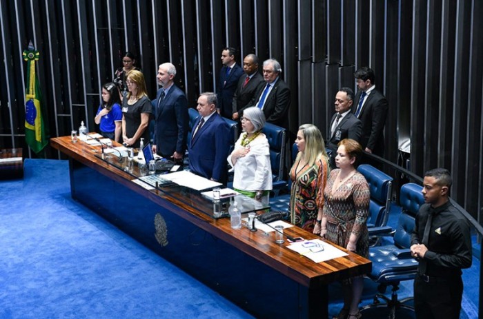 Sessão pelo Dia do Professor pede valorização do magistério