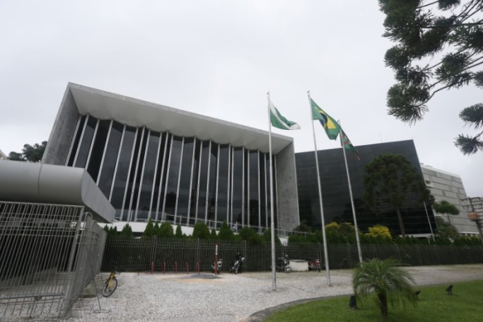 Deputados retomaram debate ao projeto que garante gratuidade no transporte intermunicipal às pessoas que vivem com HIV e fazem o tratamento em outra cidade. / Créditos: Orlando Kissner/Alep