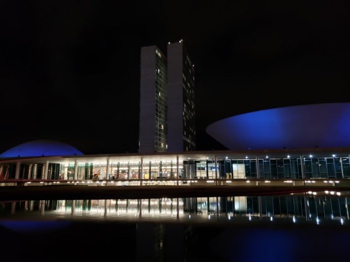 Cúpulas do Senado e da Câmara dos Deputados iluminadas de azul - (Foto: Pierre Triboli/Câmara dos Deputados)