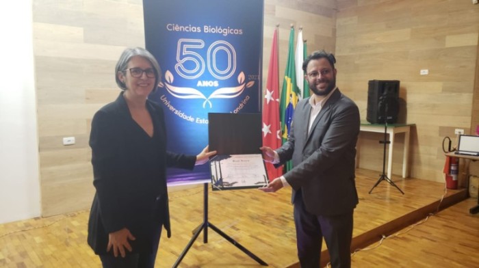 A reitora Marta Fávaro e professor Welinton José da Silva com diploma de Menção Honrosa da Assembleia Legislativa. / Créditos: Divulgação/Assessoria de Comunicação da UEL