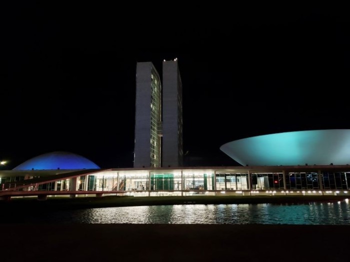 Cúpulas do Senado e da Câmara dos Deputados iluminadas de azul - (Foto: Pierre Triboli/Câmara dos Deputados)